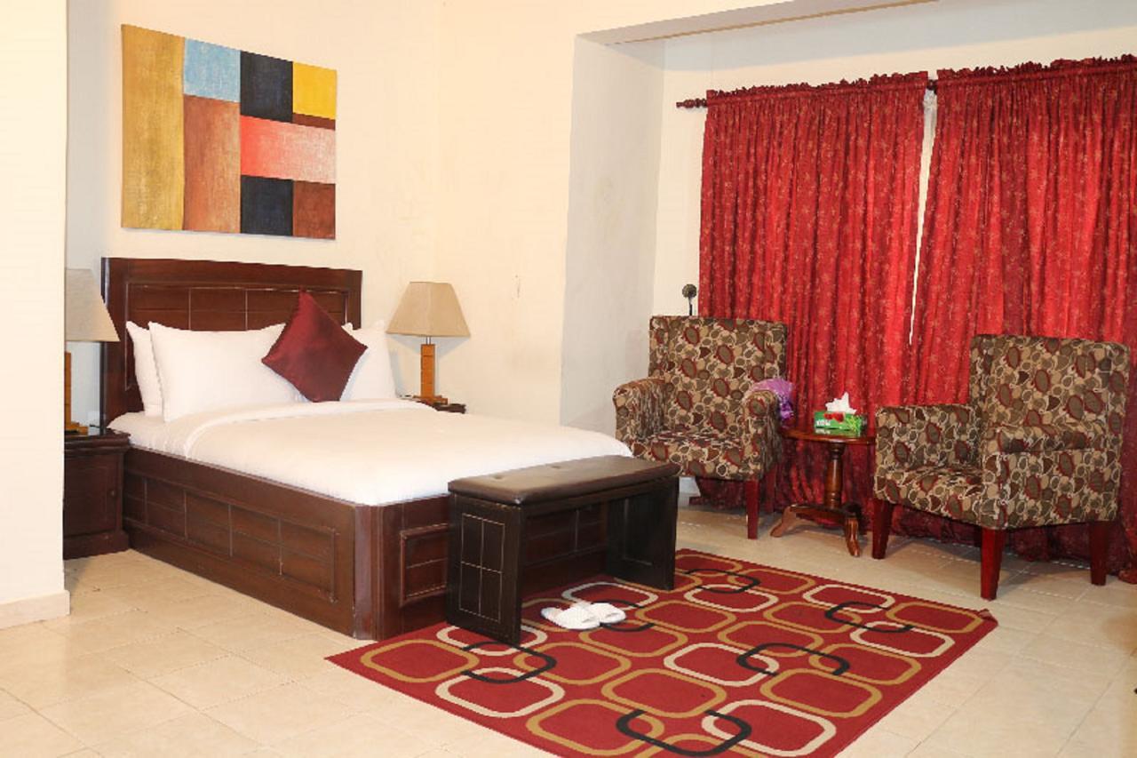 Palm Spring Resort مونروفيا المظهر الخارجي الصورة
